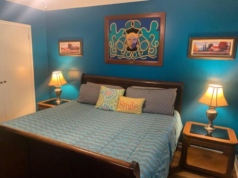 Family Friendly Downtown Home - Private Yard & Grill - Location, Location, Location! Athens Bagian luar foto