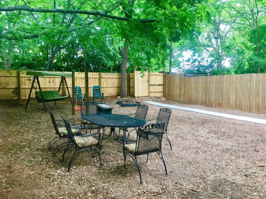 Family Friendly Downtown Home - Private Yard & Grill - Location, Location, Location! Athens Bagian luar foto