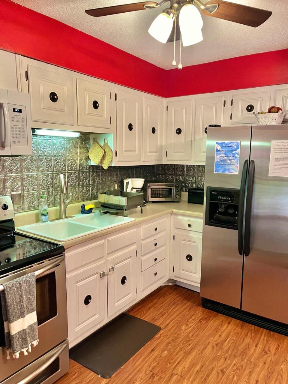 Family Friendly Downtown Home - Private Yard & Grill - Location, Location, Location! Athens Bagian luar foto