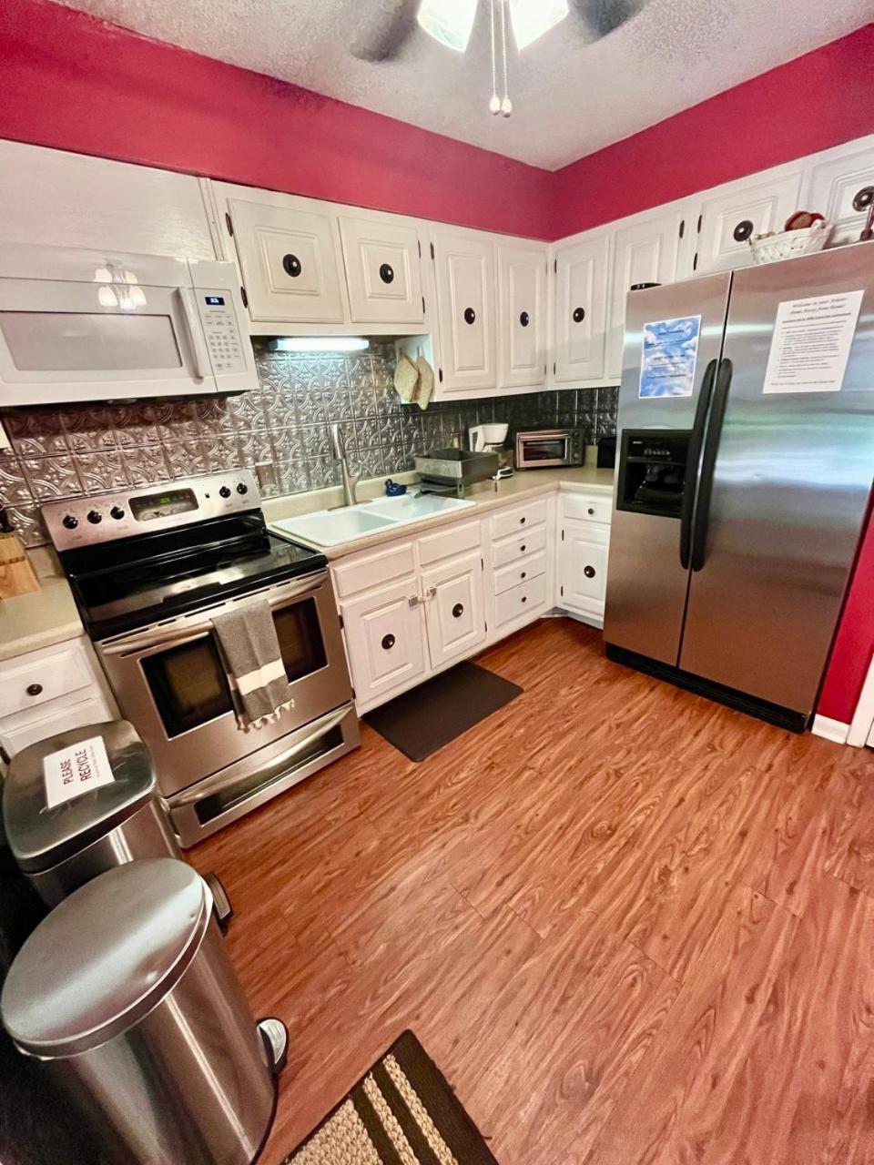 Family Friendly Downtown Home - Private Yard & Grill - Location, Location, Location! Athens Bagian luar foto